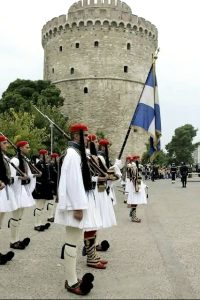 Εύζωνες στον πύργο τον λευκό στην Θεσσαλονίκη